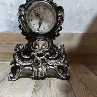 اینه و شمعدان و ساعت قدیمی