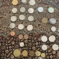 تعداد زیادی سکه های خارجی و ایرانی قدیمی و جدید