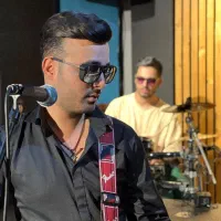 خواننده نوازنده گیتار (گروه موزیک)