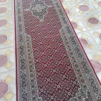 ماشینی کنار یک در چهار. نیاز مالی تخفیف داره