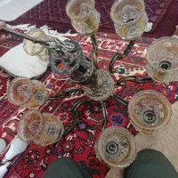 یک عدد لوستر قدیمی  حدود۱۵کیلو وزن دارد