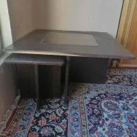 میز بزرگ وسطش شیشه داره همراه با 4تا میز عسلی.