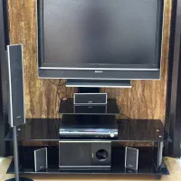 تلوزیون سونی با میز تلوزیون و سیستم صوتی سونی