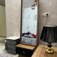 آینه قدی پشت ویترین