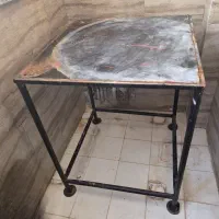 میز آهنی بزرگ و محکم