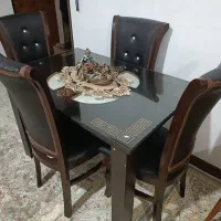 میز غذاخوری در حد نو