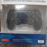 دسته ps4 و دیسک بازی ps4