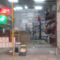 یک فروشنده خانم برای سوپر مارکت