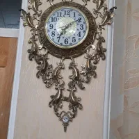 ساعت دیواری و کتیبه پرده