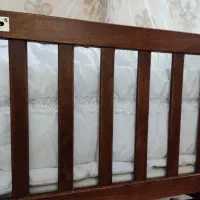 تخت کنار مادر