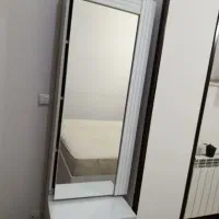 تخت خواب و کمد ایستاده