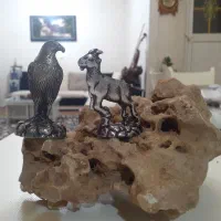 مجسمه عقاب وبز کوهی قدیمی