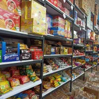 خانم جهت فروشندگی و چیدمان