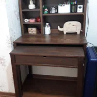 یک عددمیز تحریروکامپیوتر همراه با کتابخانه متحرک