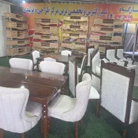 کارگر در مبلفروشی