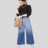 فروشنده خانم.فروشگاه زنانه