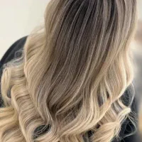 مدل برای خدمات حرفه ای رنگ و لایت