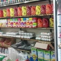 فروشنده خانم در سوپرمارکت