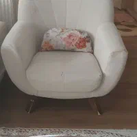یک دست مبل راحتی  ومیز ناهار خوری ۶ نفره درحدنو