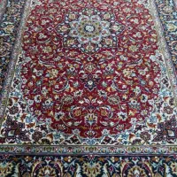 تعدادی فرش وکناره به فروش میرسد