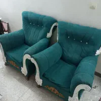 دوتا مبل راحتی تک نفره به علت کمبود جا
