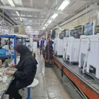 مونتاژ کار وکارگرخانم در کارخانه تولید لوازم خانگی