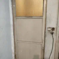 در انباری فلزی