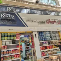 همکار خانم برای جمع آوری سفارشات اسنپ سوپرمارکت