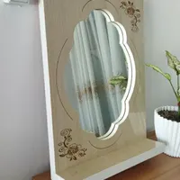 آینه دیواری ورقش هایگلاس می‌باشد
