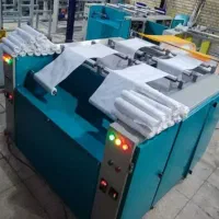 کار با دستگاه  در کارخانه تولیدی