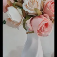 گلدان سرامیکی به همراه یک دسته گل رز مصنوعی|گل مصنوعی|تهران, نواب|دیوار