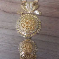 یک تکه از گردنبند(پلاک)|جواهرات|قنوات, |دیوار