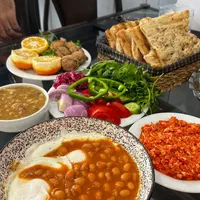 به یک همکار خانم در کافه صبحانه