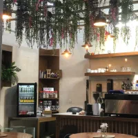 باریستا خانم برای کار در کافه