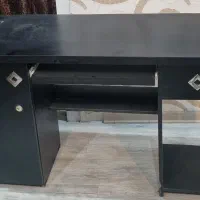 میز تحریر و کامپیوتر