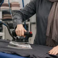 چرخکار خیاط و وردست خیاط (اتو، بسته بندی)
