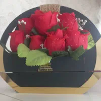 سبد گل مصنوعی قرمز