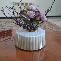 گلدان به همراه گل