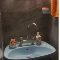 روشویی با شیر مخلوط نصب شده