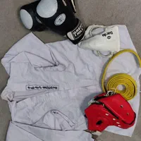 لباس کاراته و دستکش بوکس