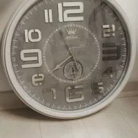 ساعت دیواری آرام گرد طوسی رنگ