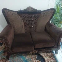 یک مبل دو نفره و  یک مبل تکی و میز غذا خوری ۶ نفر