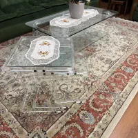 میز جلو مبلی شیشه ای با سه تا میز عسلی