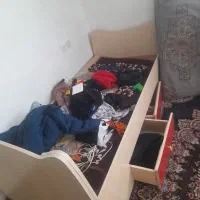 تخت یک نفره  ب همراه میز تحریر