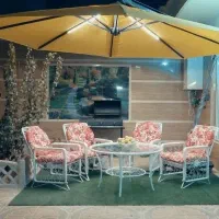 چتر سایبان و صندلی