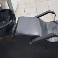 تعدادی دکور و سرشور و صندلی و تخت ماساژ و مبلمان|آرایشگاه و سالن‌های زیبایی|شیراز, باغ تخت|دیوار