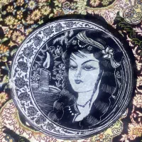 بشقاب تزئینی قلم‌زنی/نقاشی سنتی طرح چهره زن