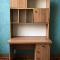 میز تحریر و کتابخانه
