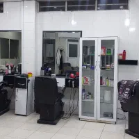 تعدادی دکور و سرشور و صندلی و تخت ماساژ و مبلمان|آرایشگاه و سالن‌های زیبایی|شیراز, باغ تخت|دیوار
