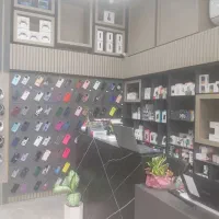 فروشنده موبایل و کامپیوتر